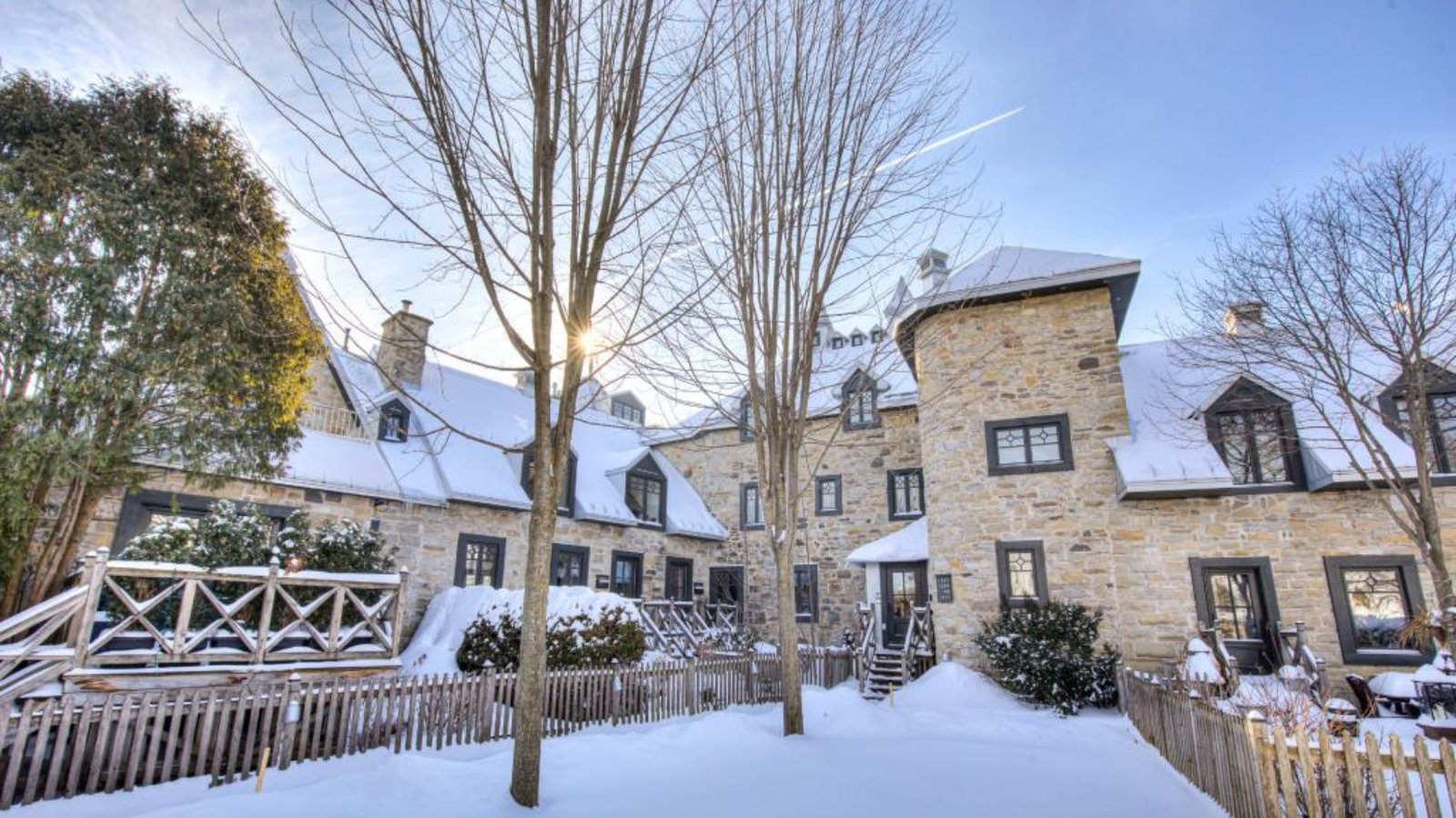 Soyez charmés par l'intérieur tout en pierres de ce magnifique manoir construit en 1850 