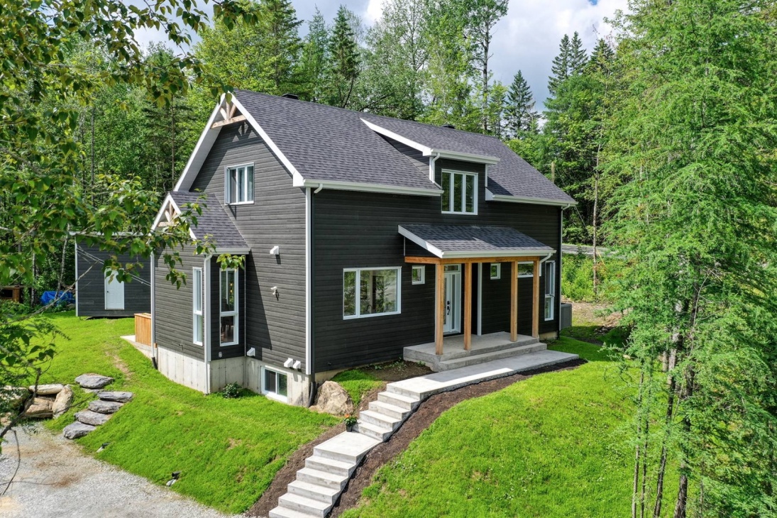 Cocon douillet de 6 chambres à coucher situé sur un terrain boisé de 55 692 pi² où il fait bon vivre 