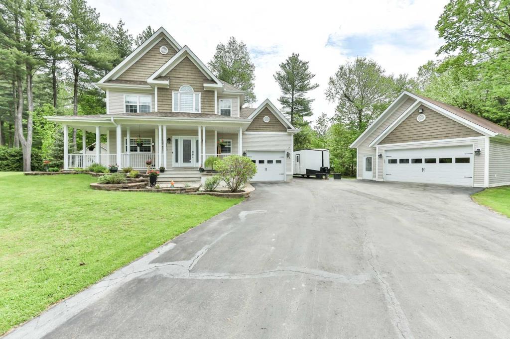 Spacieux cottage unifamilial sis sur un vaste terrain intime tout près des services