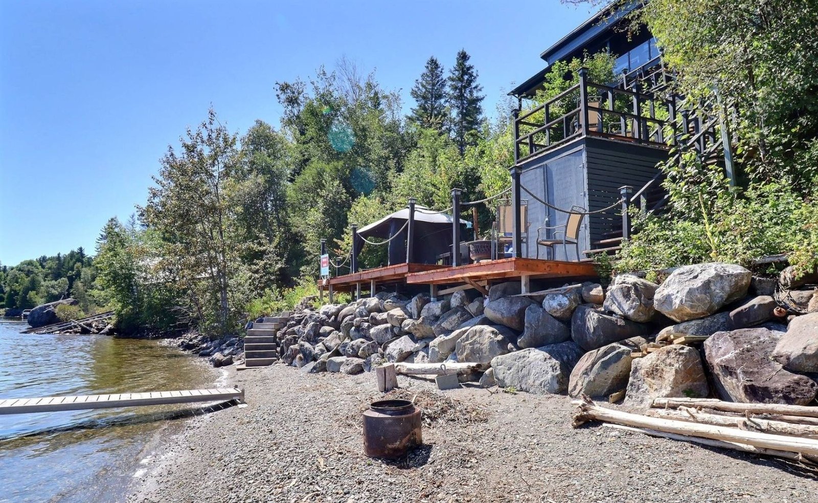 Ravissante propriété moderne dans un cadre enchanteur sur la rive d'un lac