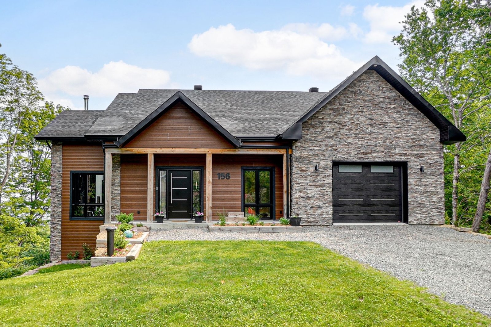 Elle vous offre une incroyable vue panoramique, un grand terrain boisé, un intérieur lumineux et plus encore