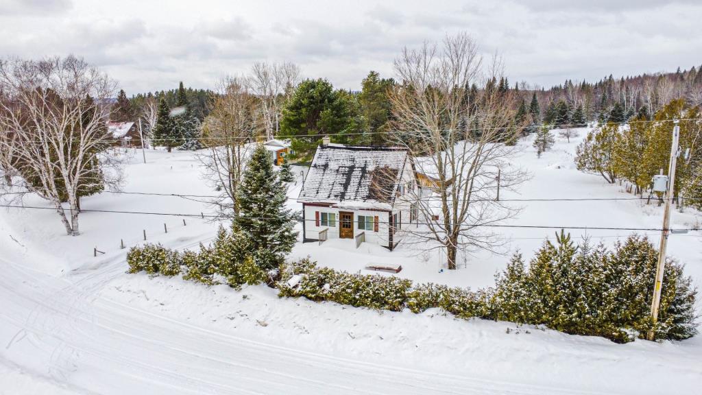 Maison au cachet champêtre vendue meublée à 195 000$, sise dans un paradis de montagnes et de forêts