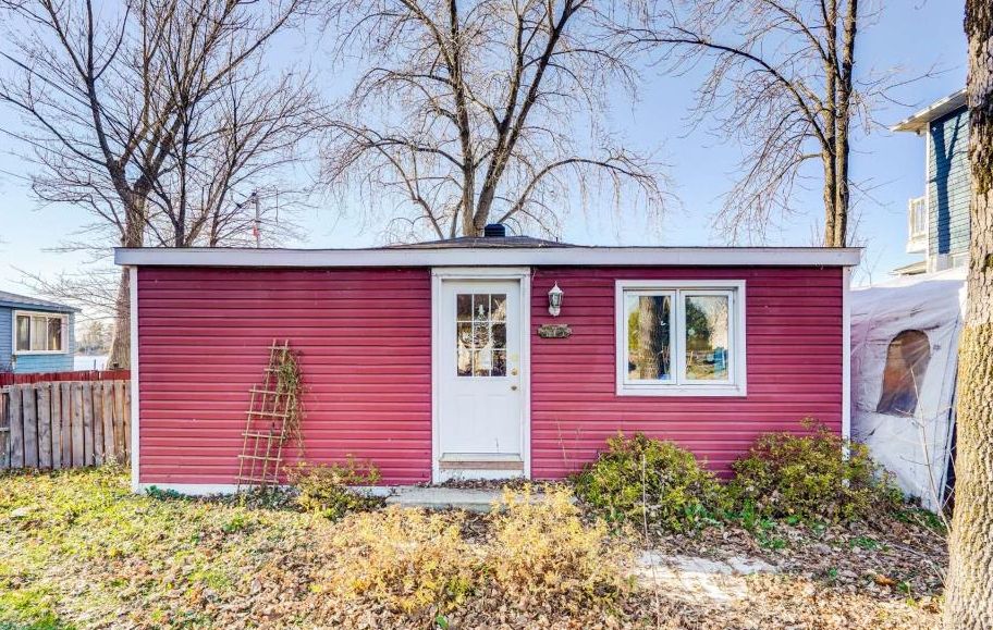Directement au bord de l'eau! Maison de 2 chambres baignée de lumière à vendre pour 249 000$
