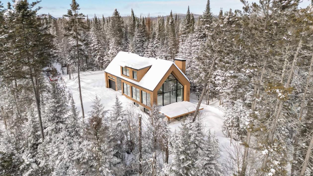 Merveille contemporaine toute neuve de 2023 blottie dans une oasis naturelle de 98 810 pi²