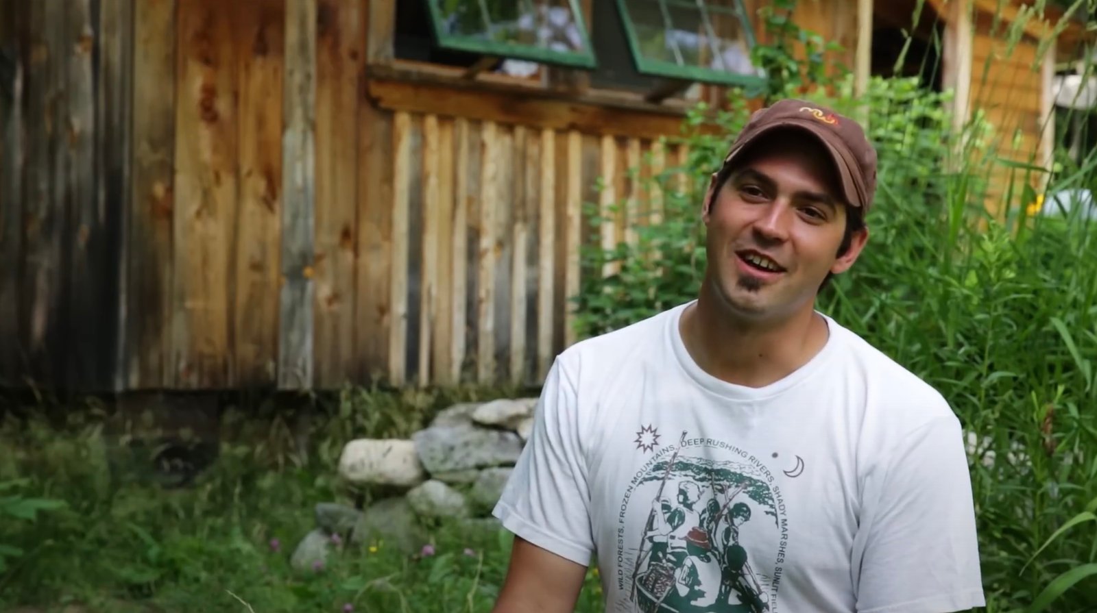 Un adolescent a construit une adorable petite maison pour adopter un mode de vie plus simple