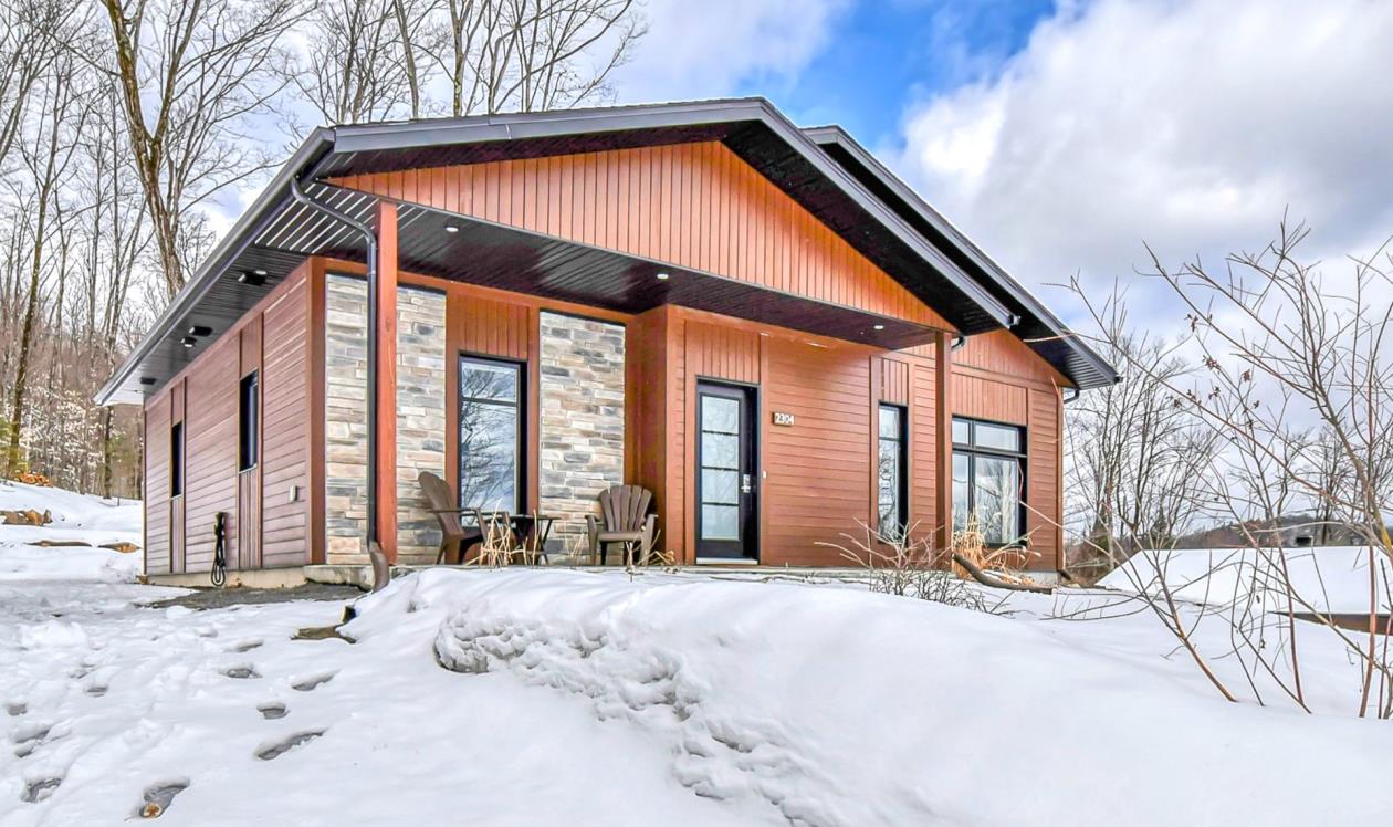 Parfaite maison clés en main à flanc de montagne avec un intérieur élégant et soigné à vendre pour 389 000$
