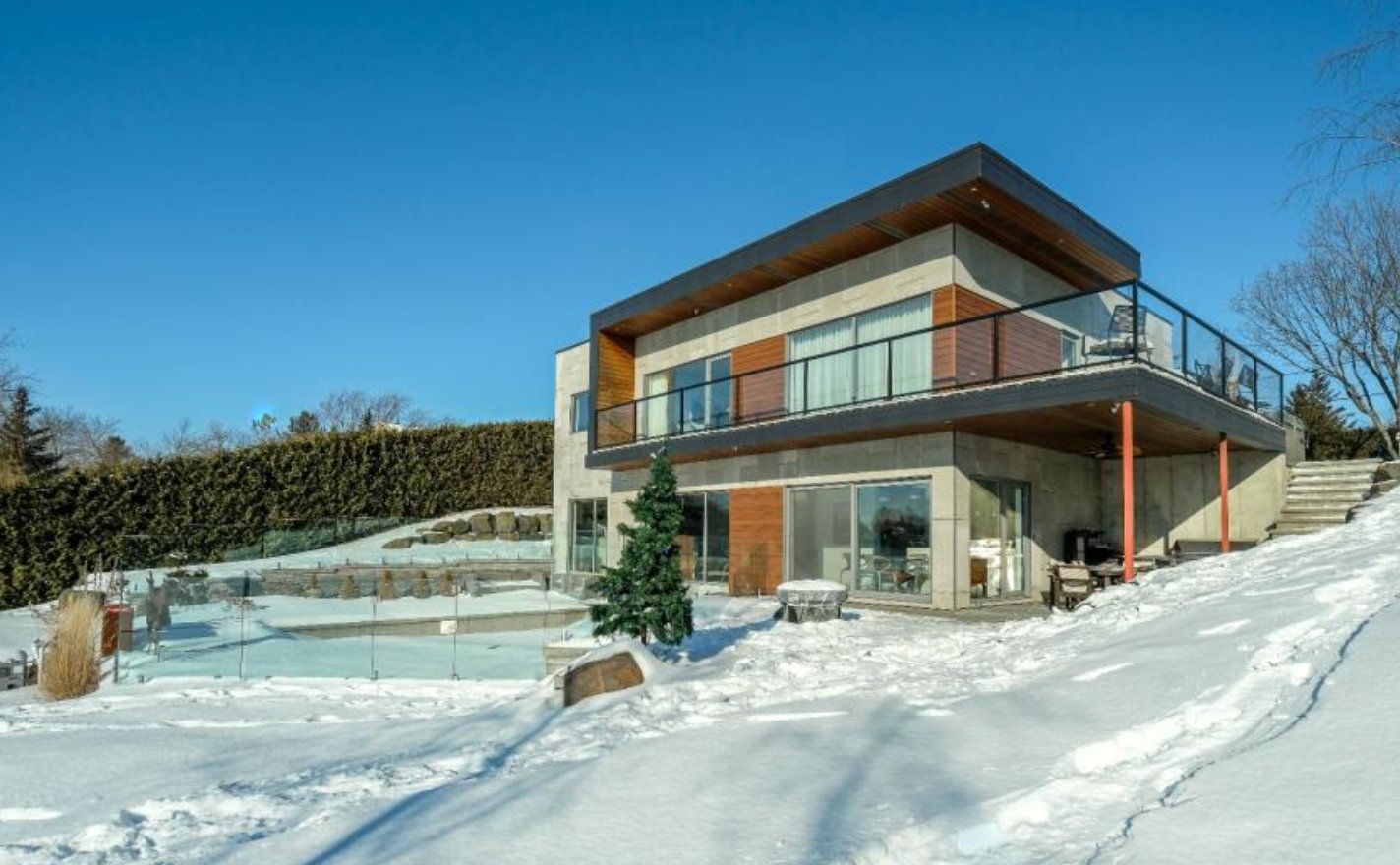 Étonnante maison bigénération à l'architecture unique avec une vue imprenable sur la rivière