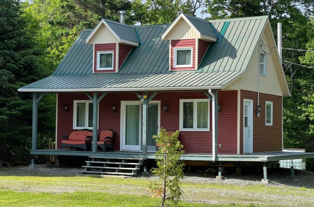 Tout inclus  à 124 900$! Chalet invitant à la détente avec son paisible lot de 33 000 pi² bordé d'arbres matures 