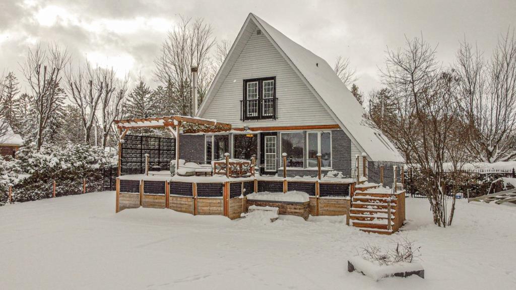 Vous serez envoûté par la vue apaisante que vous offre ce cottage riverain splendidement remis au goût du jour