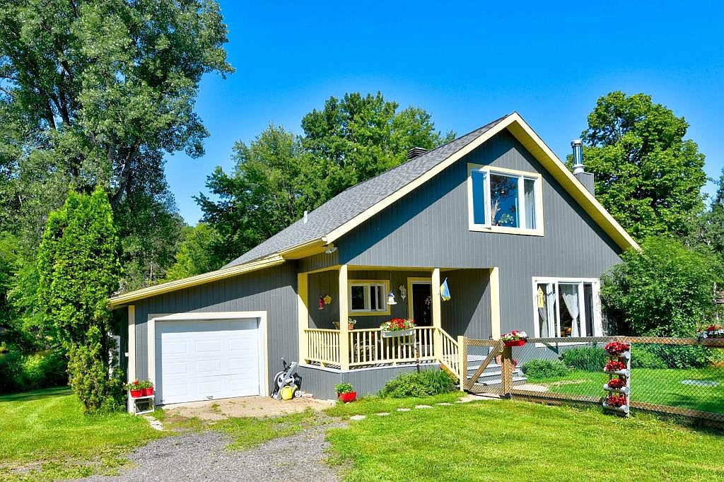 Coquet chalet avec plage privée sur un terrain verdoyant de plus de 50 000 pi²