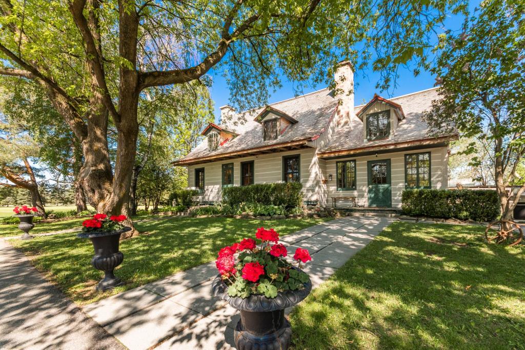 Superbe cottage intergénérationnel dont la section d'origine date de 1759 et qui est érigé sur un lot de 106 974 pi²
