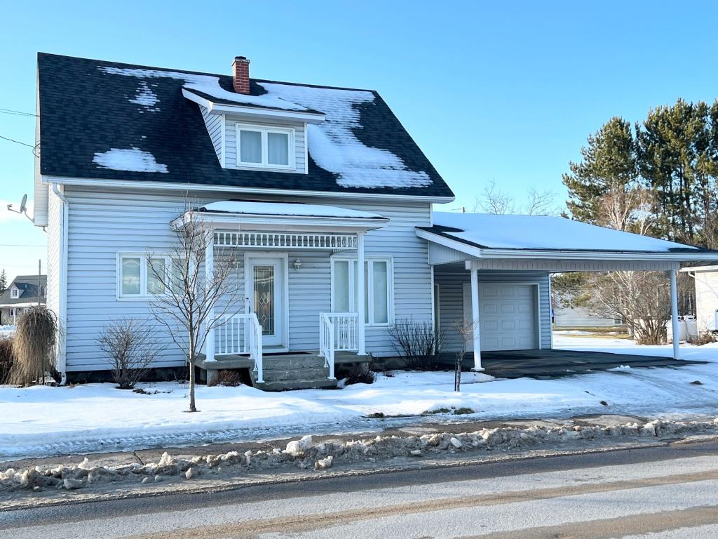 Coquet, entretenu avec soin, ce cottage de 3 chambres à vendre pour 179 000$ est une perle rare