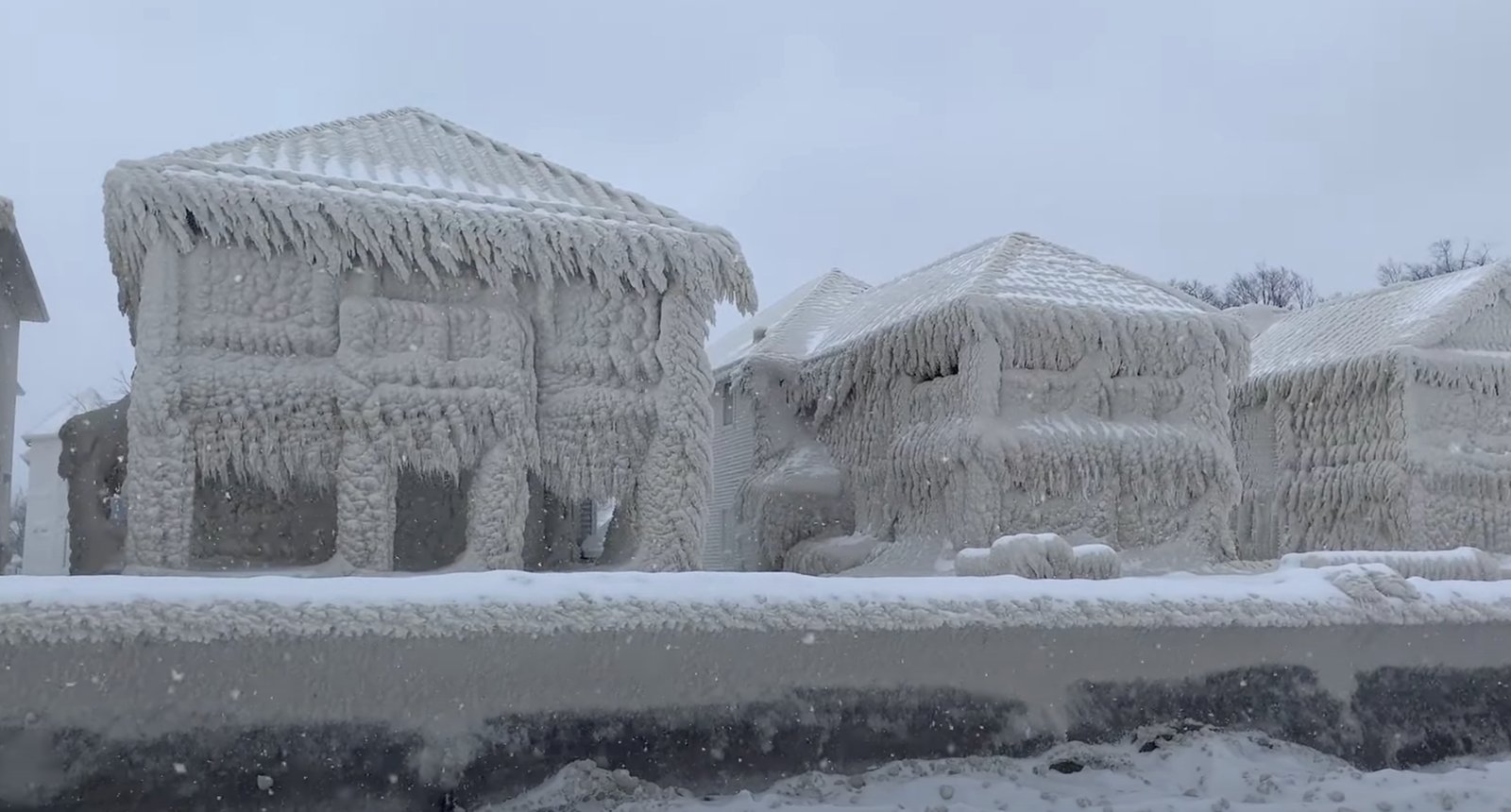Des maisons transformées en bloc de glace suite à la puissante tempête.