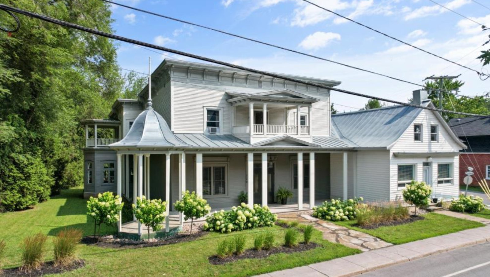 Imposante ancestrale avec 8 chambres au coeur d'un village paisible