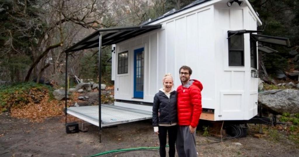 Un couple se construit une mini-maison à partir de rien et le résultat surpasse nos attentes