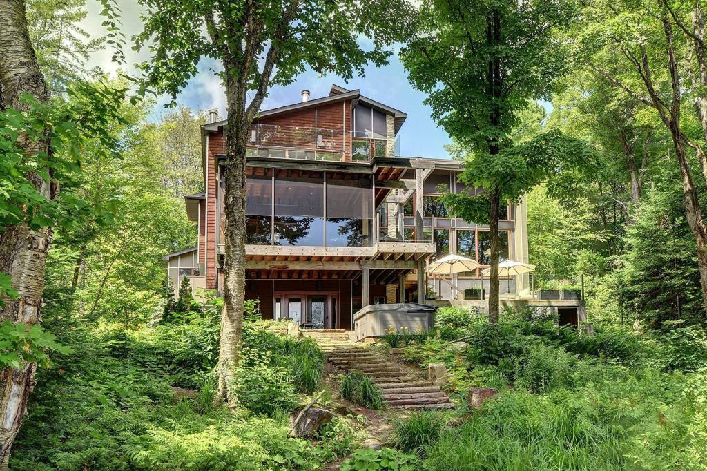 Un intérieur au style unique vous attend dans ce magnifique havre de paix et de verdure au bord du lac