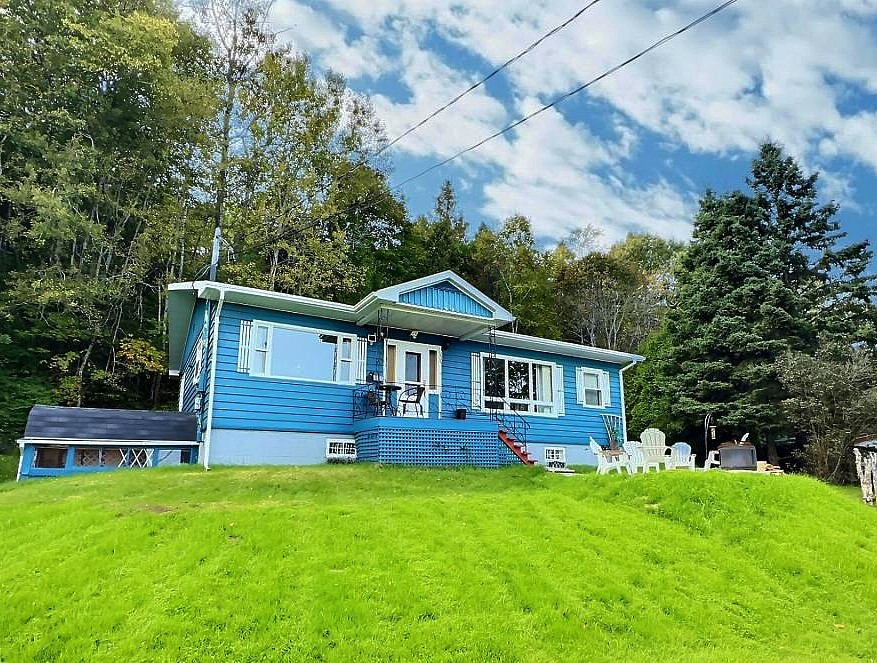 Maison meublée à 249 500$ dans un emplacement exceptionnel à 2 pas de la plage