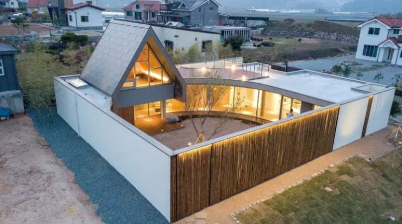 L'intérieur de cette maison moderne est magnifique et inondé de lumière avec son immense baie vitrée
