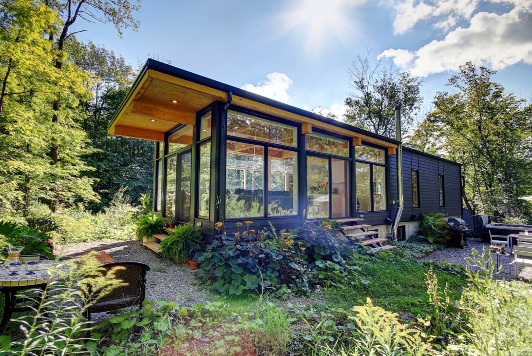 Magnifique propriété empreinte d'un cachet exceptionnel et située sur un terrain boisé et paysagé