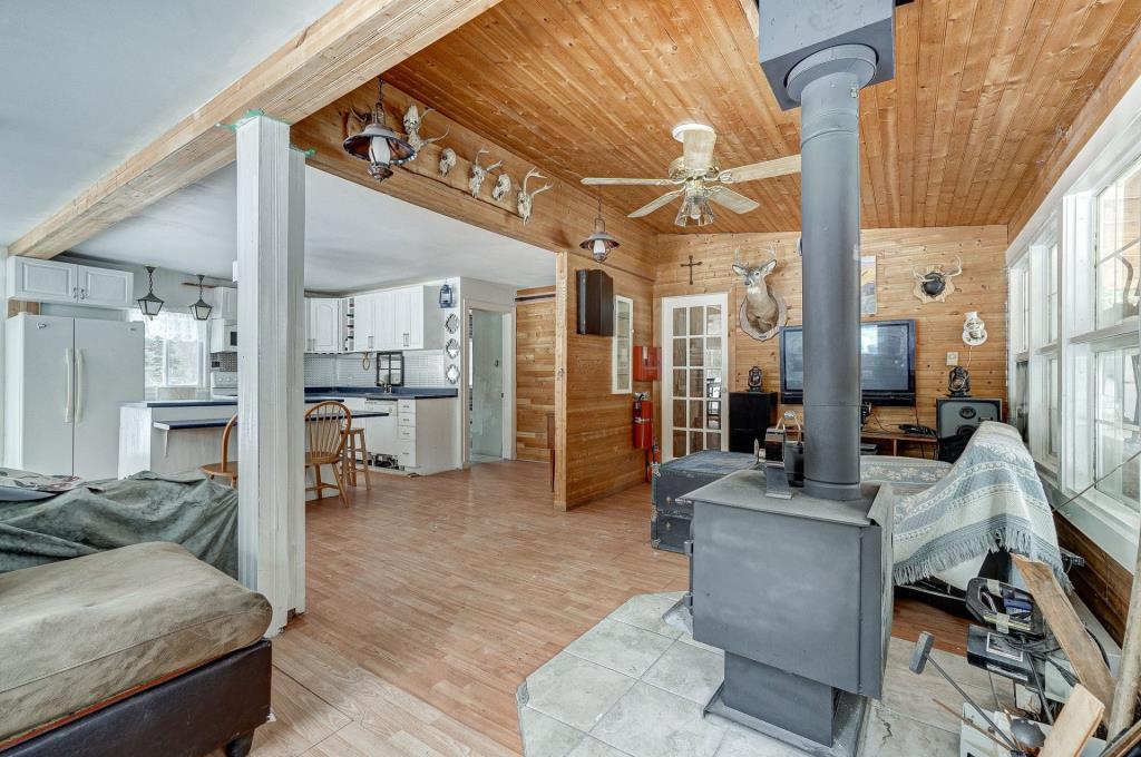 Gîte en pleine nature sur un terrain boisé de 83 197 pi² à vendre pour 109 800$