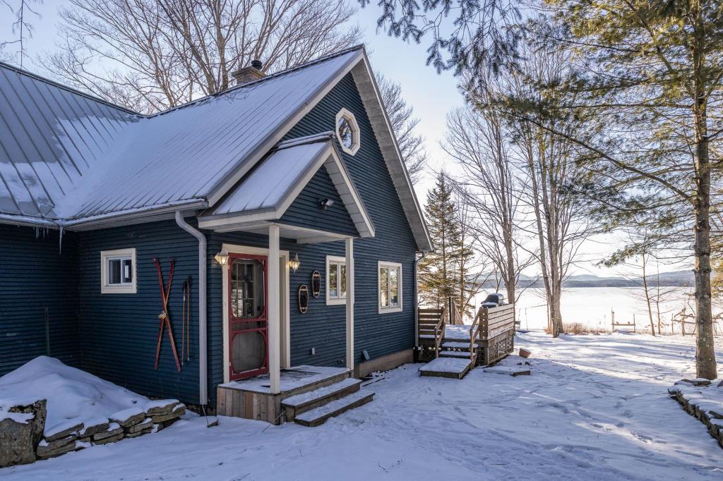 Goûtez à la sérénité de ce cottage de 4 chambres bordant un lac à l'eau limpide avec plage privée