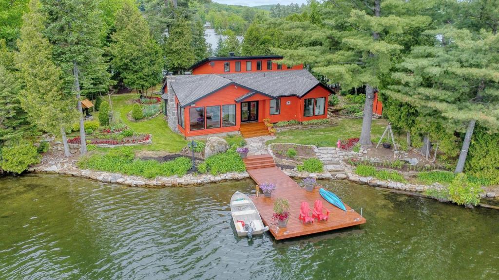 Prix réduit de 150 000$! Cottage unique en son genre érigé sur une île privée dans les Laurentides