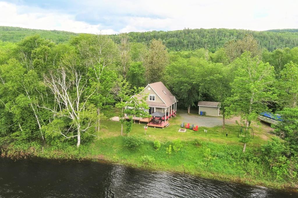Charmant refuge riverain sis sur un paisible lot boisé de plus de 46 000 pi² à vendre pour 395 000$