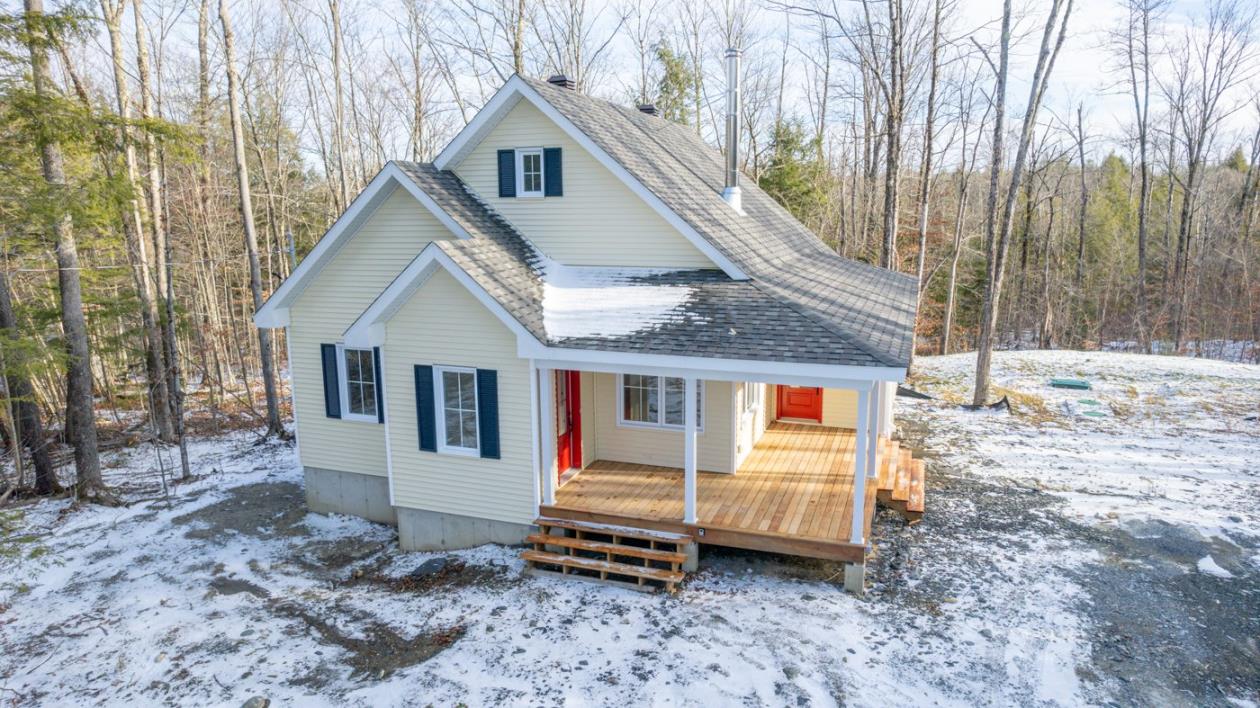 Chaleureux cottage au goût du jour en harmonie avec la nature sur un paisible lot de 86 947 pi²