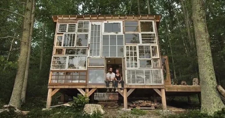 Ils recyclent de vieilles fenêtres pour construire une magnifique cabane en forêt