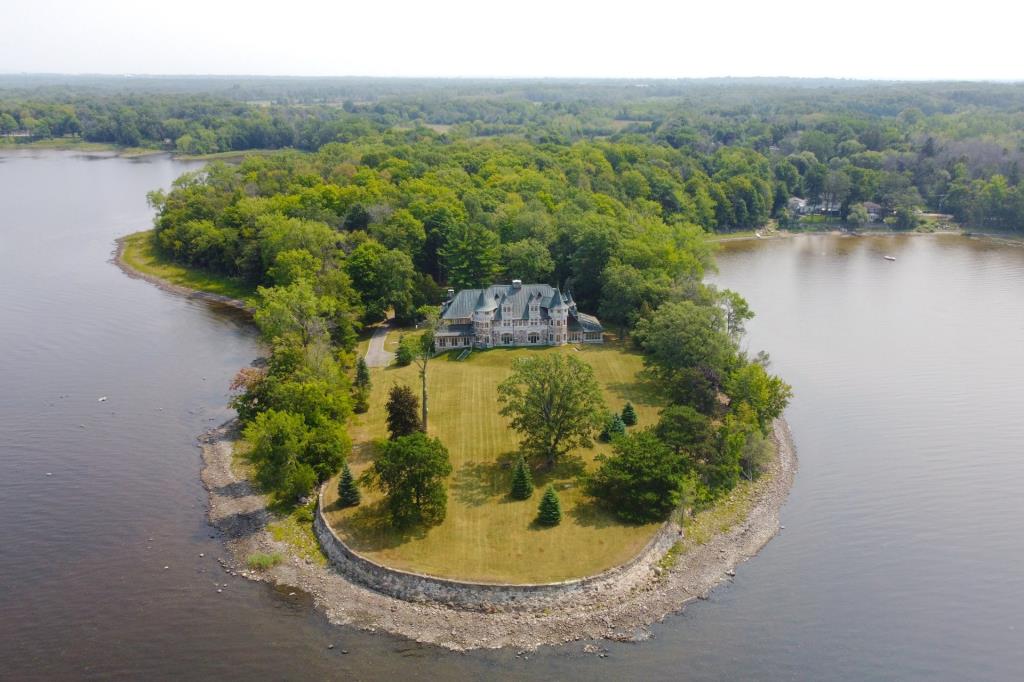Rare château de 1899 sur l'île de Montréal à vendre pour 19 000 000$