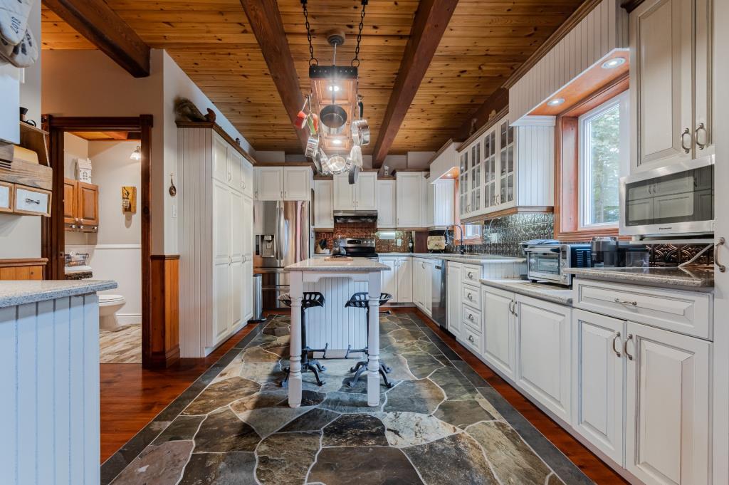 Baisse de prix! Cottage laurentien plein de charme sis sur un terrain de 42 676 pi² non loin des services