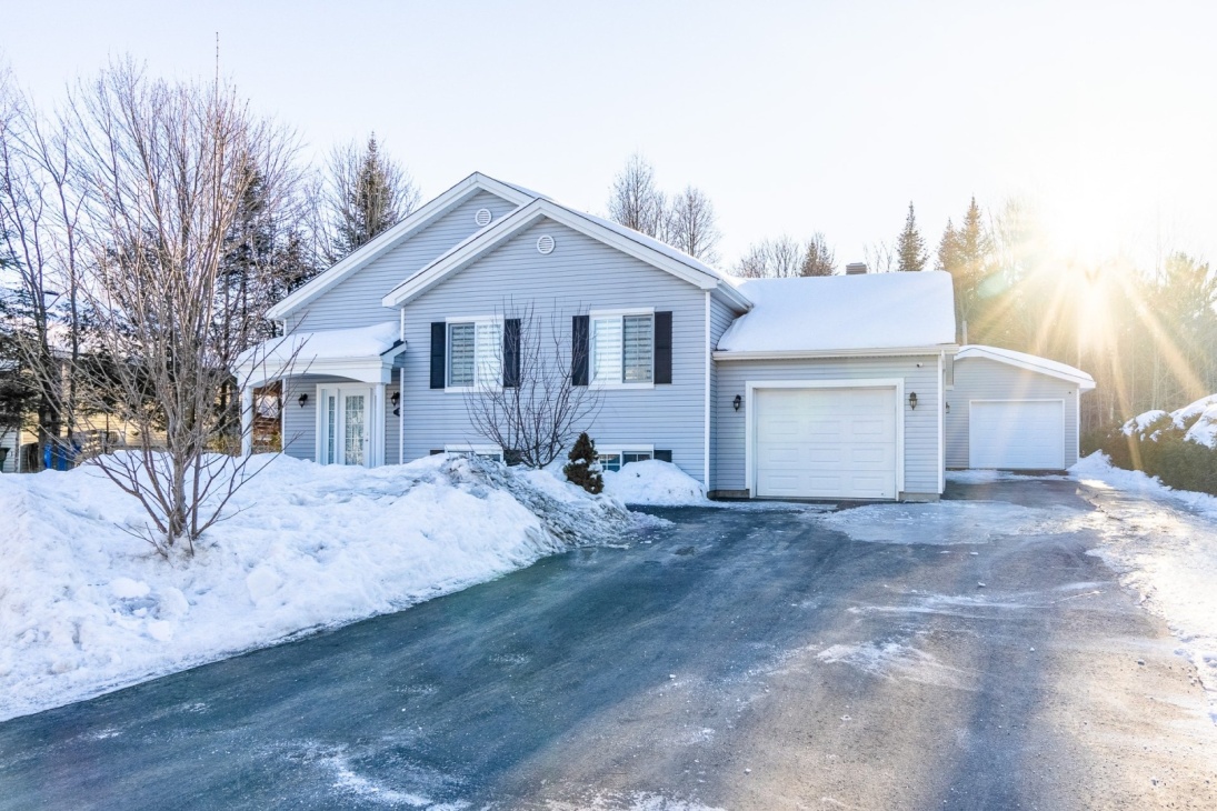Un grand terrain de plus de 16 000 pi², 4 chambres à coucher et un garage détaché en prime; voilà une belle maison de 425 000 $ à découvrir!