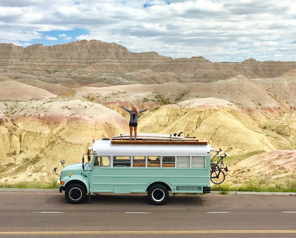 Avant/après : un couple transforme un autobus scolaire en une jolie maison sur roues pour partir à l'aventure