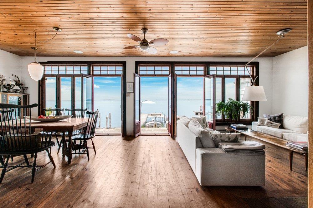 Une maison aux allures de cottage au bord de la mer... à seulement 30 minutes de Montréal!