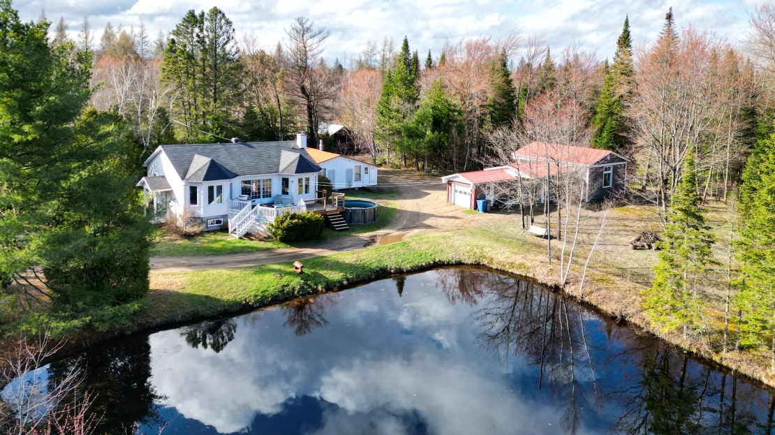 Habitez sur un domaine de plus de 92 000 pi² avec un plan d'eau privé!