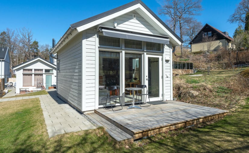 Cette mini-maison fait un peu plus de 300 pieds carrés et contient tout ce qu'il faut!