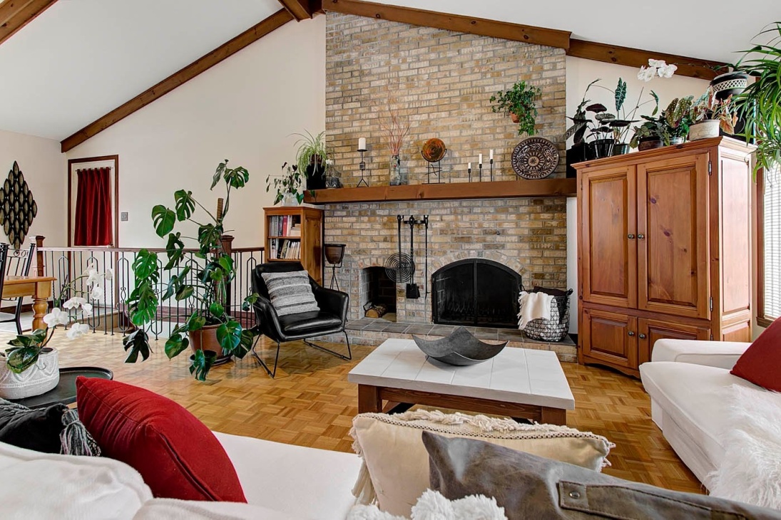 La magnifique cour arrière de cette propriété de 399 000 $ impressionne avec son aménagement paysager