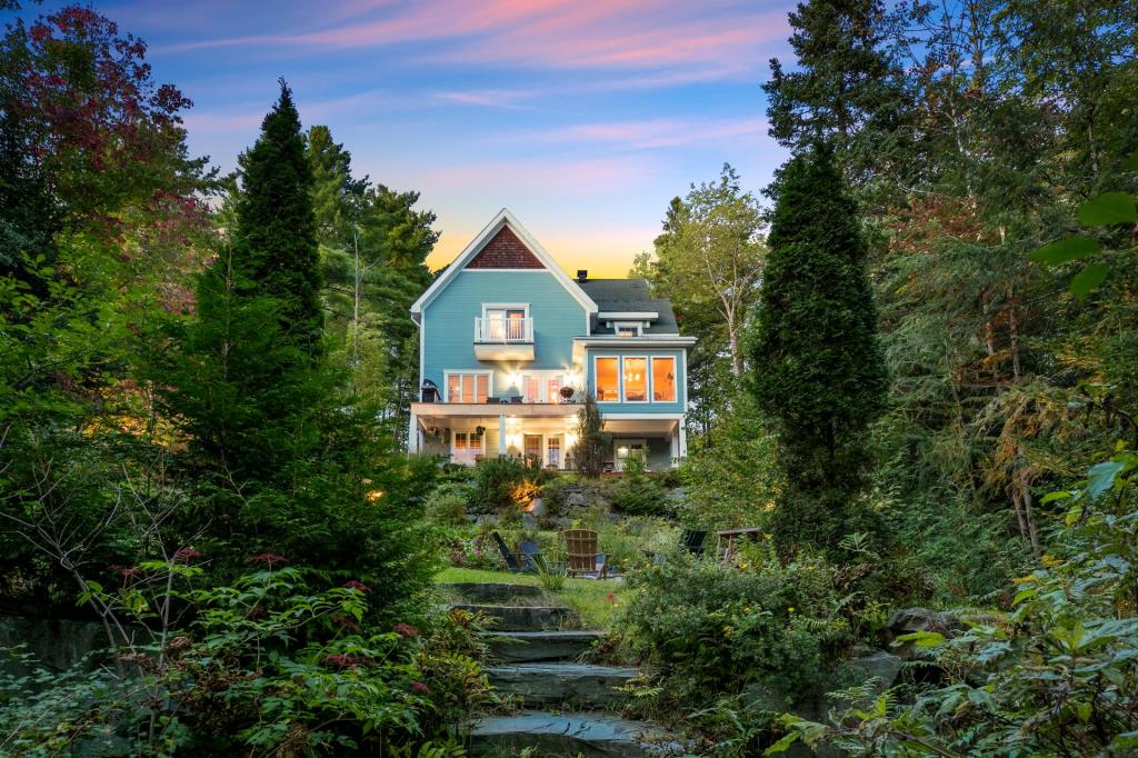 La sérénité vous attend dans ce cottage champêtre-chic niché dans un écrin de verdure surplombant un lac écologique