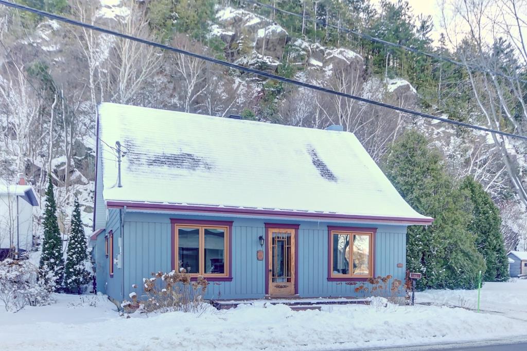 Charmante et pleine de cachet, cette centenaire à 274 500$ vous envoûtera avec son atmosphère conviviale