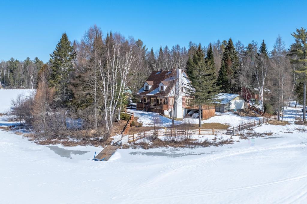 Pittoresque demeure en bois sur la rive d'un lac