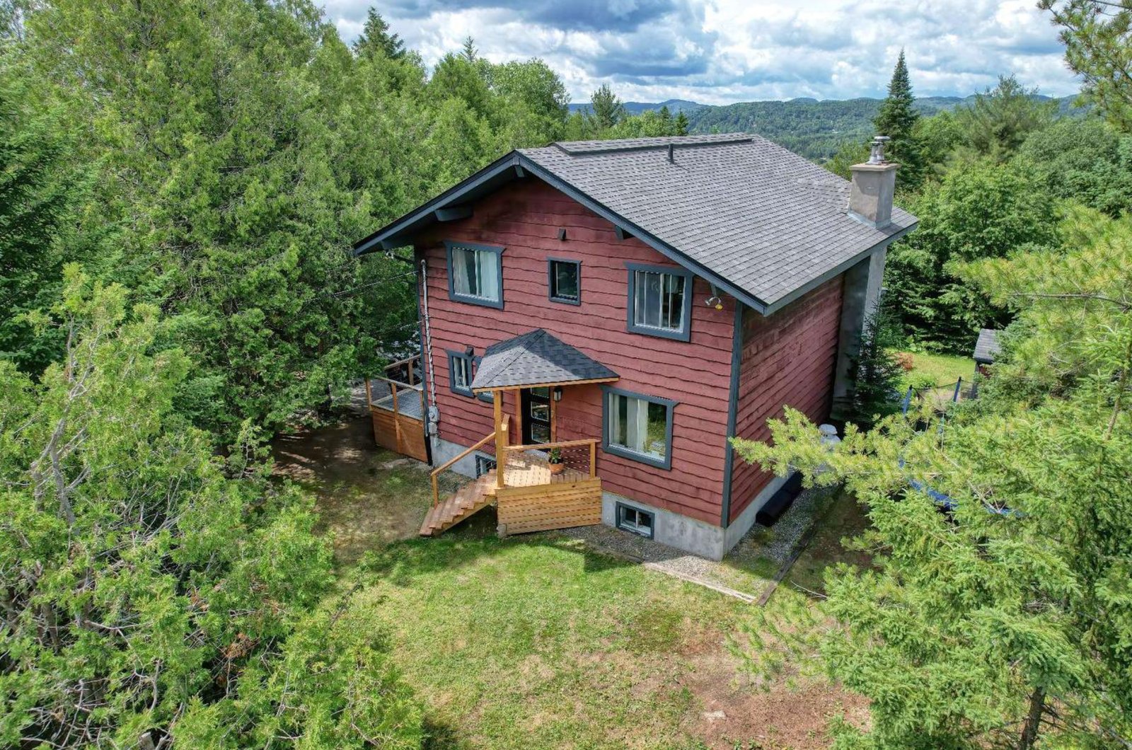 Charmante maison située dans le fameux secteur Air Pur de Val-David et à proximité du cœur du village