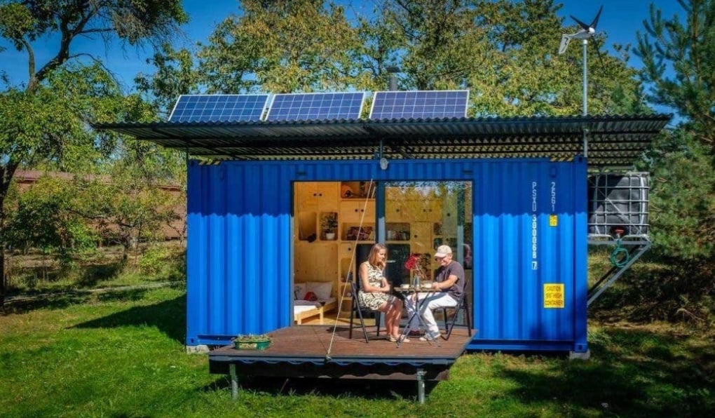 Ce conteneur hors réseau a été aménagée en coquette minimaison