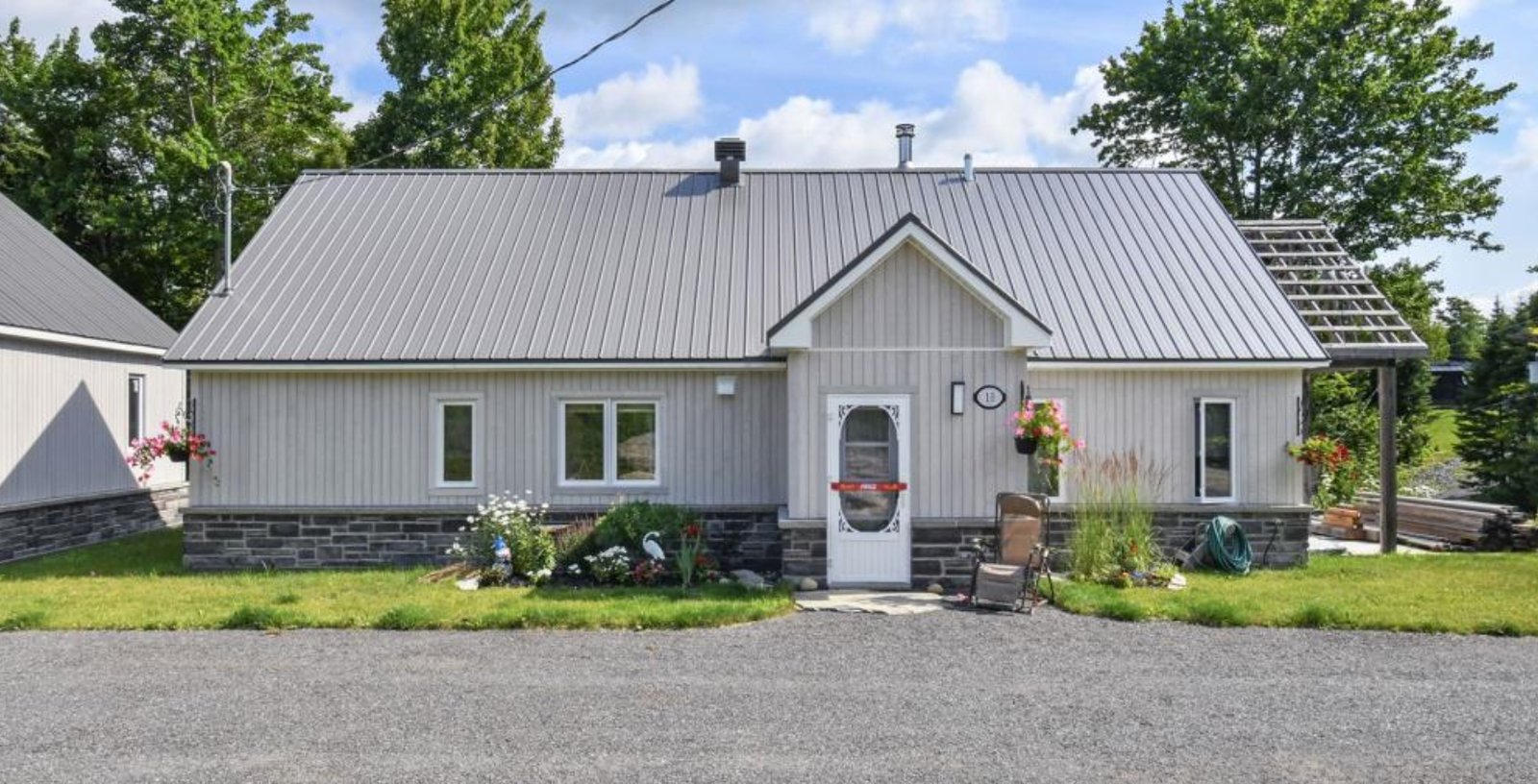 Cette construction moderne aux planchers chauffants est juste à côté des sentiers de randonnée
