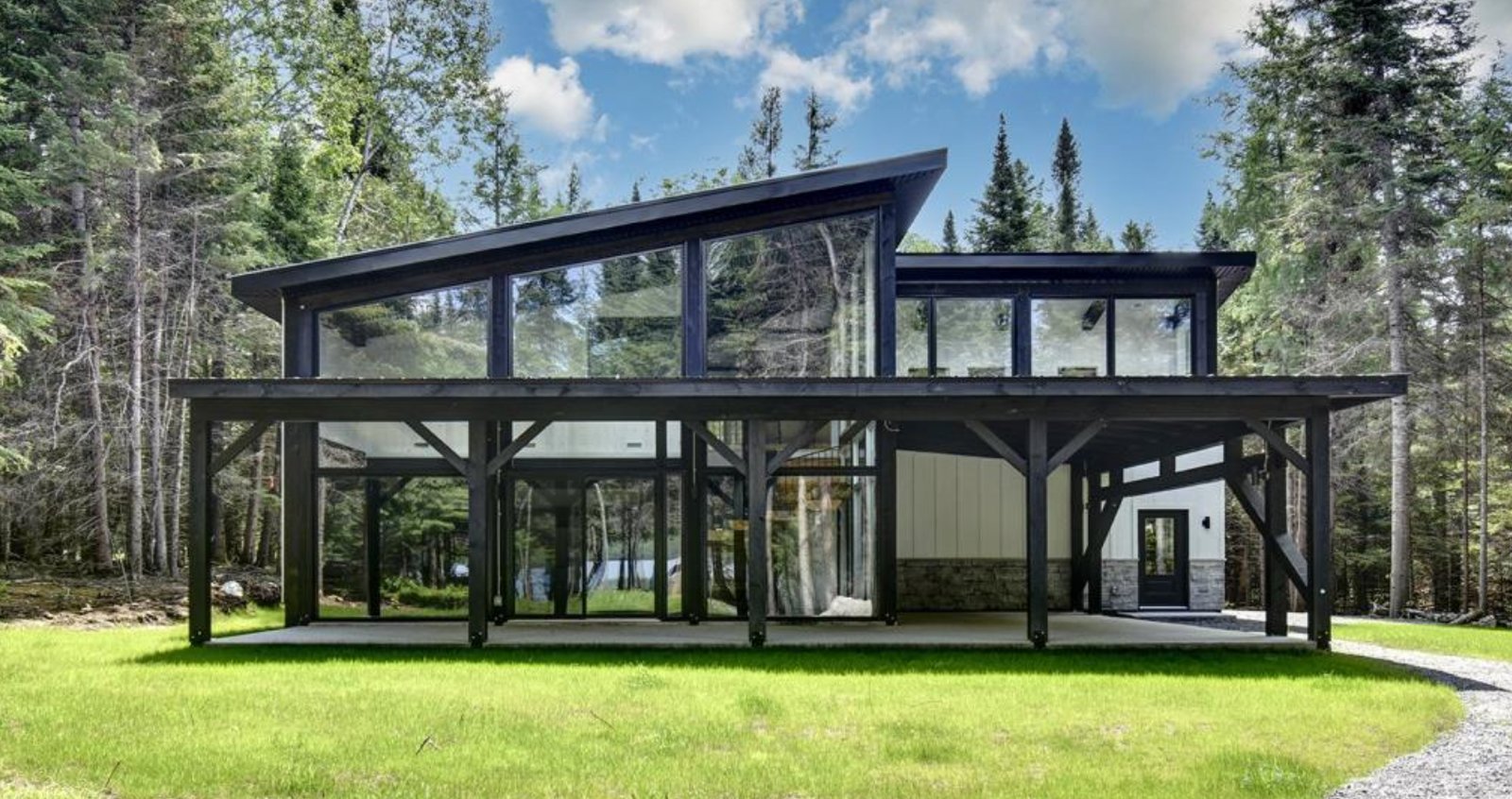 Luxueux chalet moderne à vendre au bord d'un lac