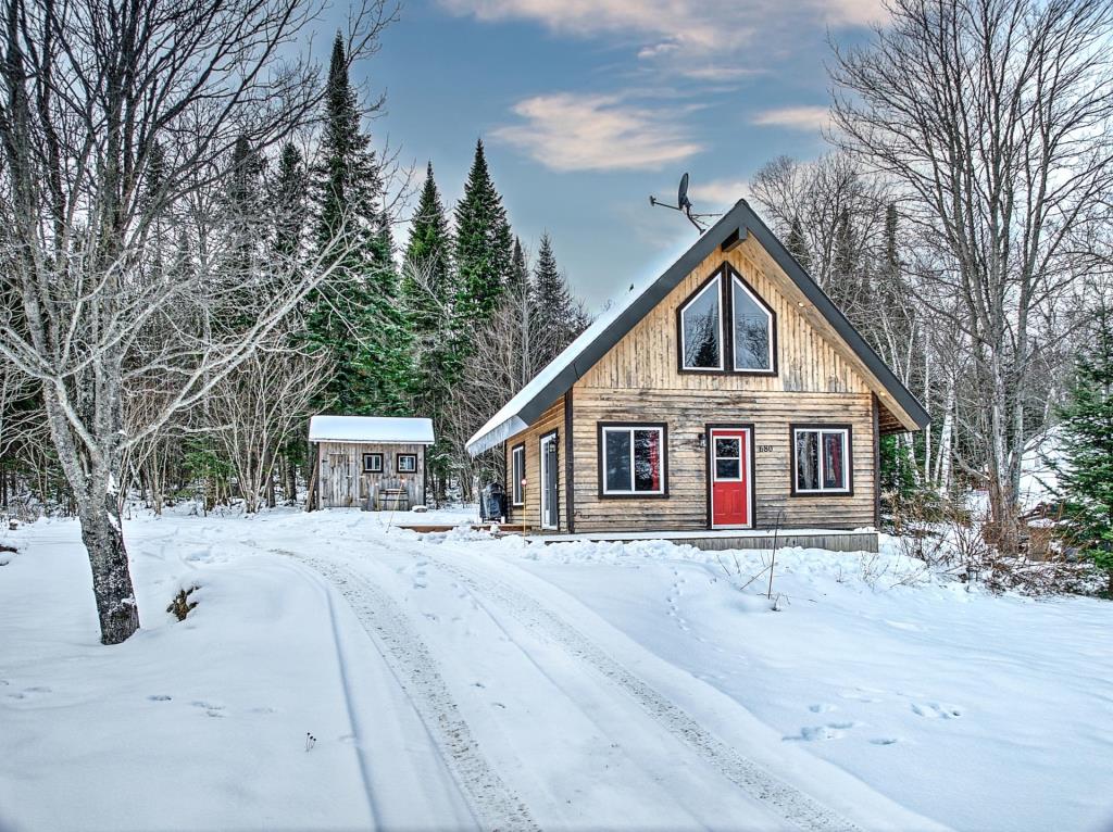 Le parfait chalet aux boiseries chaleureuses à vendre meublé pour 195 000$