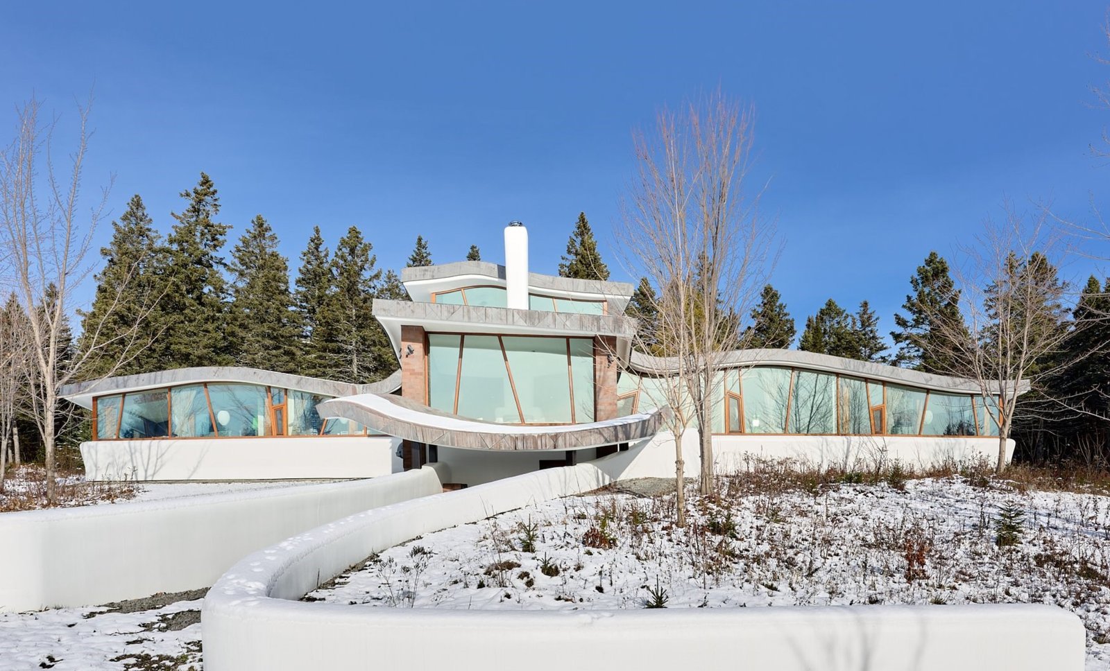 Elle surprend avec son architecture, ses meubles intégrés, son panorama et plus encore!