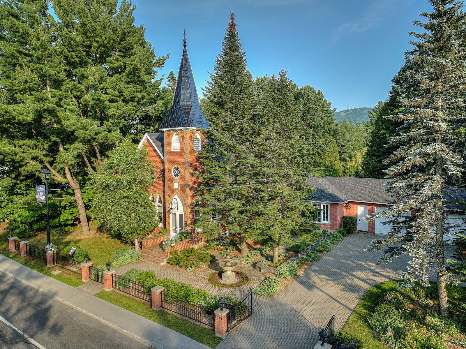 Impressionnante transformation d'une église centenaire située au cœur du village de Bromont