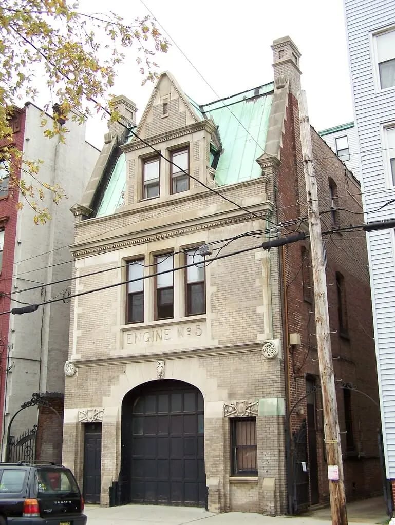 Superbe transformation d’une ancienne caserne de pompiers 