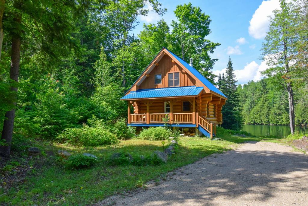 Un secret bien gardé niché dans un boisé de 1 058 255 pi² en bordure d'un lac privé 