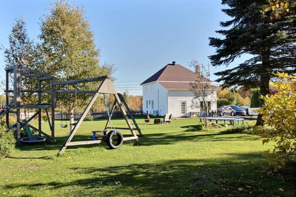 Bijou à 289 000$ plein de charme et de cachet, sis sur un terrain de 69 323 pi² aux multiples possibilités